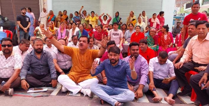 People remained on dharna in protest against the liquor shop