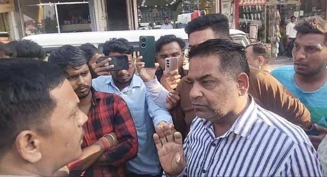 The corporation team which came to remove encroachment had to face opposition