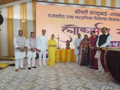 स्कूल के लोकार्पण कार्यक्रम में अतिथि एवं लोकार्पण कार्यक्रम में शामिल हुए ग्रामीण