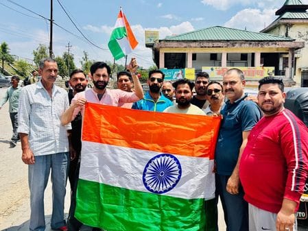 The youth awakened the spirit of patriotism by distributing the tricolor