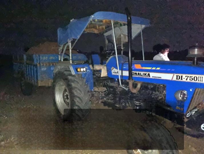 The mining department team seized a tractor loaded with illegal mining material