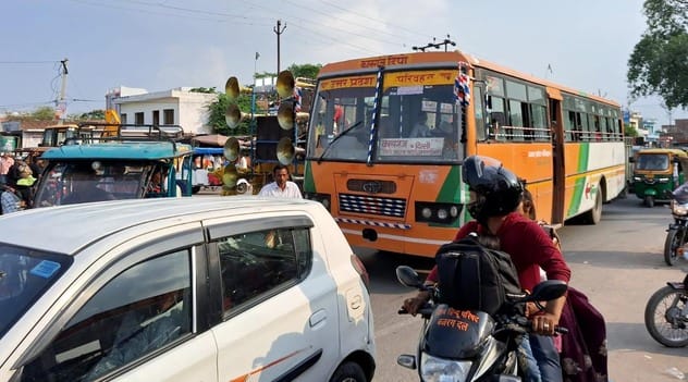 Vehicles stuck in the crowd at Maharana Pratap Chowk, route had to be diverted