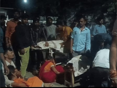 परिजनों ने अस्पताल के बाहर किया हंगामा।