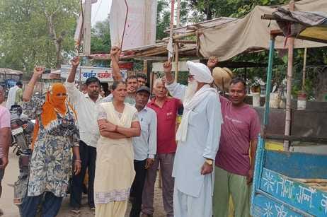 Protest against action against street vendors, demand for rehabilitation and security from the government