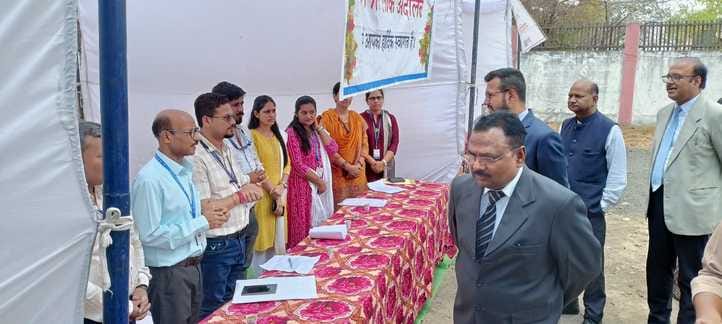 Sehore news: Husband and wife living separately happily returned home after garlanding each other with flowers