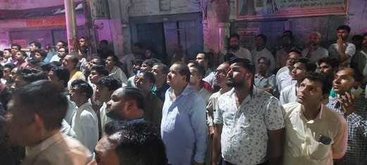 Fire in readymade clothes shop causes loss of lakhs