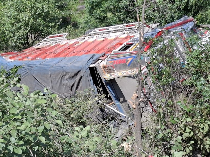 A truck fell on the four-lane road near Talogi, three injured