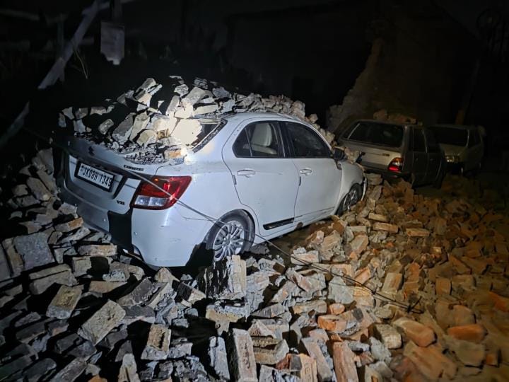 Chaos due to wall collapse in Ward 8 of Kathua, 4 vehicles damaged