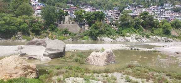 Children risking their lives by bathing in Beas