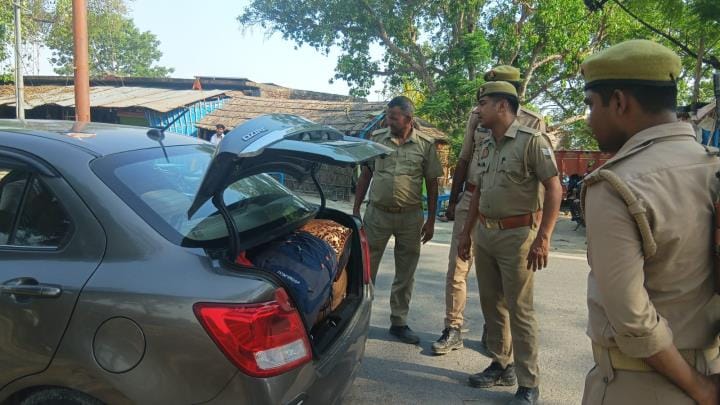 Vigilance on Bihar border, people coming and going searched