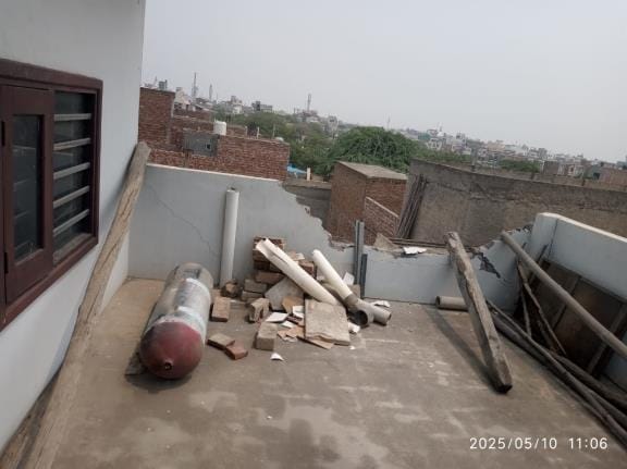 The CNG cylinder exploded with a bang due to the nozzle breaking and fell on the second floor roof of the adjoining house