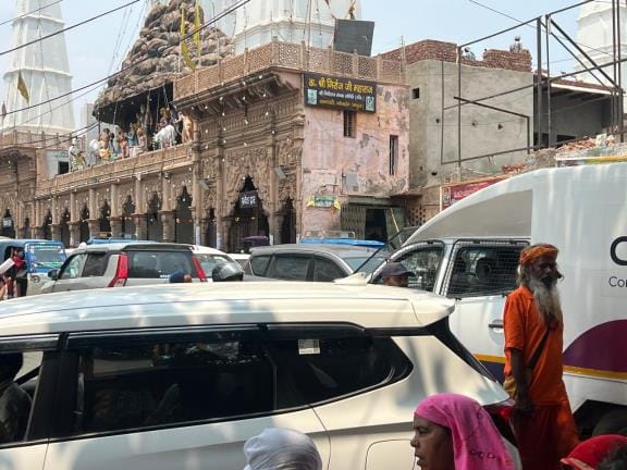 Entry of vehicles is not stopping in Govardhan