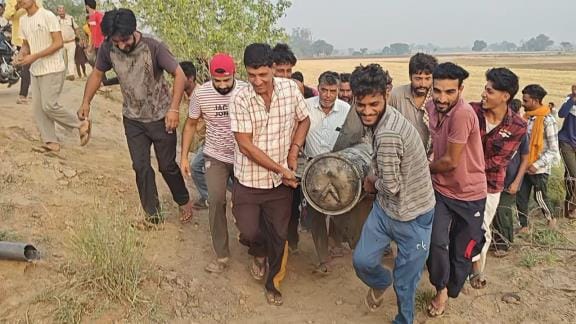 The army and police force took possession of the pieces of the missile that fell in Firozabad, people said- we have full faith in the army and the government
