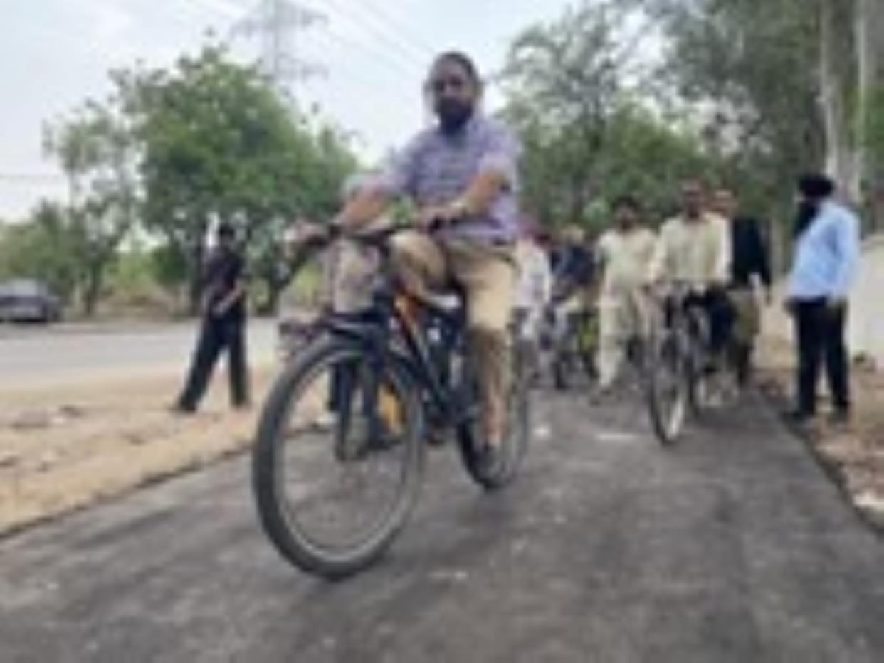 The city's first cycle track is ready, the mayor inaugurated it