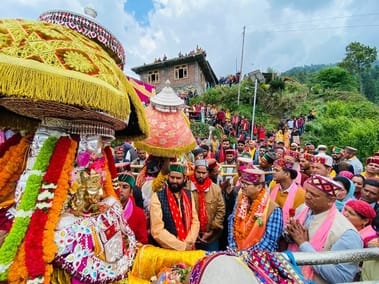 Deity Naga sits in the new chariot