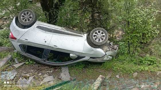 The car of a family returning after visiting Shikari Devi Mata overturned, six injured