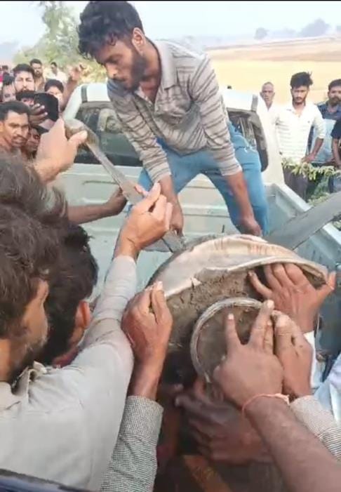 After the blast, the night passed in silence... as soon as it was morning, people ran to see the Pakistani missile