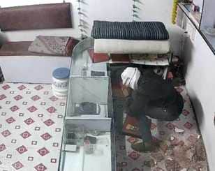 सीसीटीवी में कैद हुआ चोर।