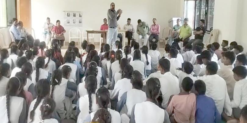 Information about emergency was given by doing mock drill in Krishak Inter College
