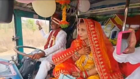 ट्रक में विदा होते दूल्हा दुल्हन