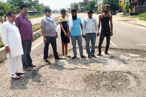 There are potholes on the Delhi Highway near Ambedkar Square