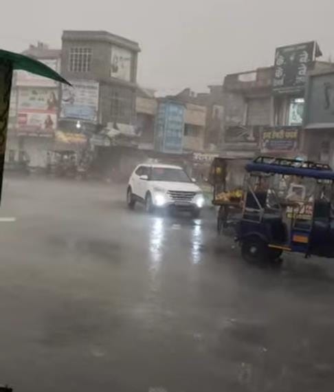 Hailstones fell along with rain in Sirsa and Ellenabad, cotton and cotton plants got buried in the soil due to storm in Chopta