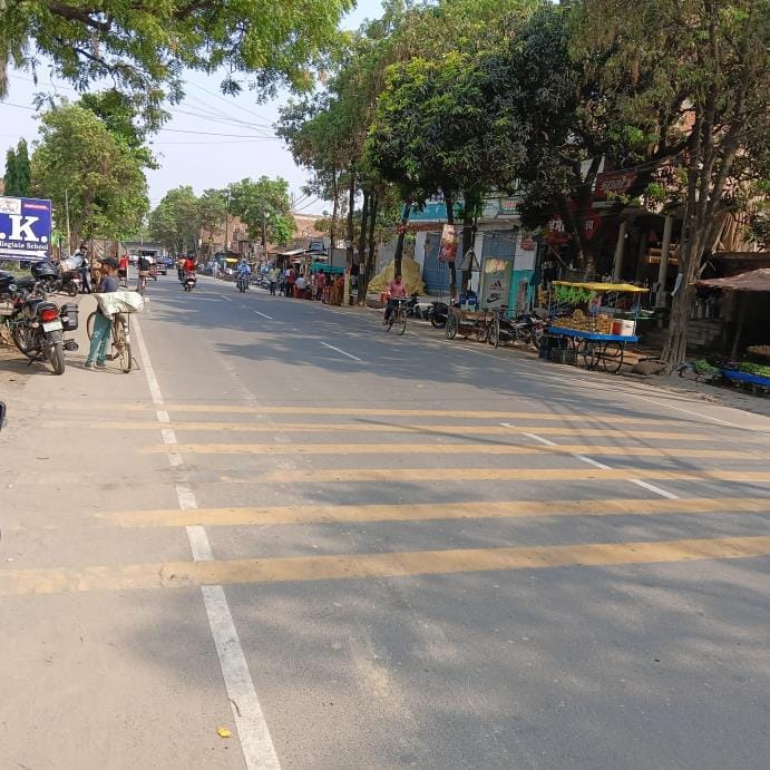 There is silence on Akbarpur Ayodhya road due to heat. Dialogue