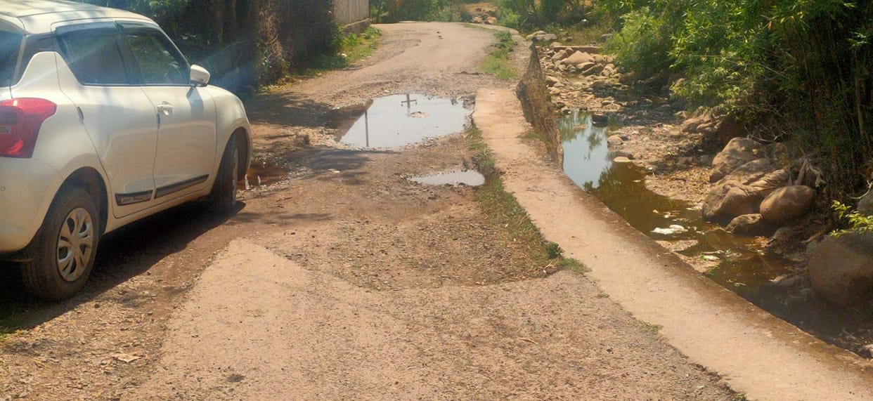 The tar laid on the road is uprooted, demand for repair