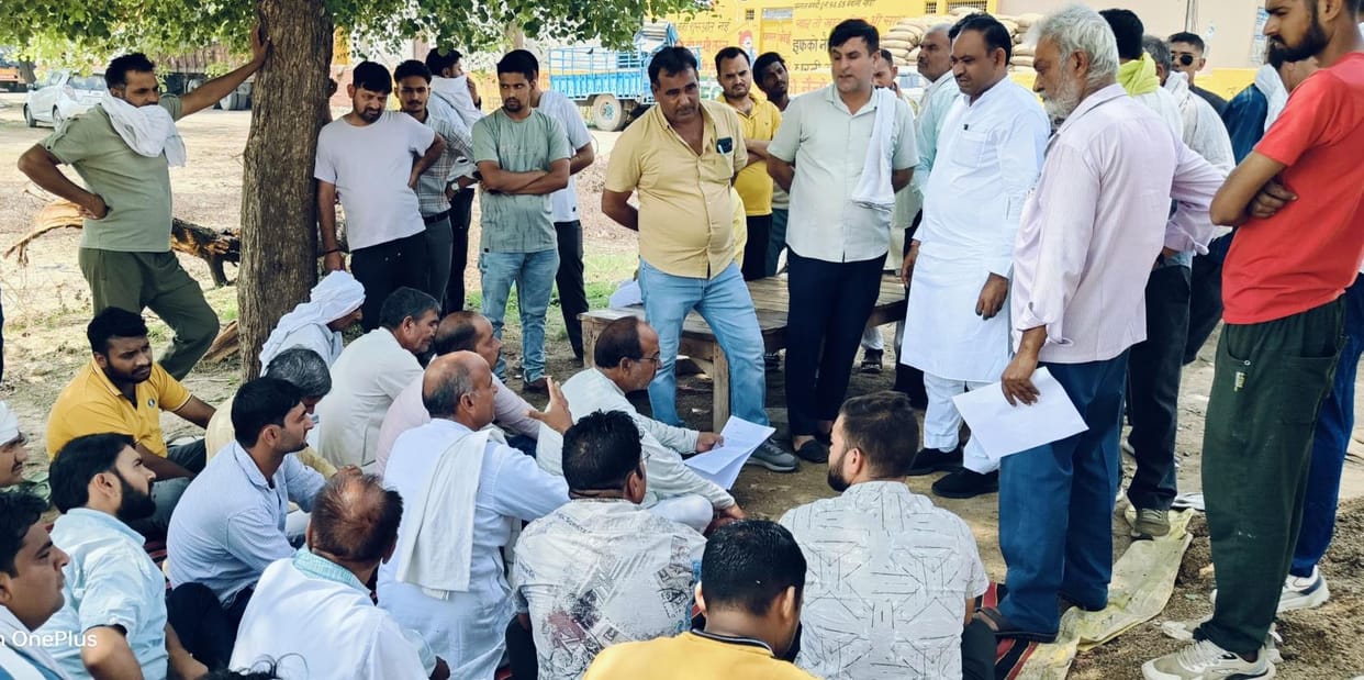 MLA Kapoor Valmiki reached the grain market and met the traders