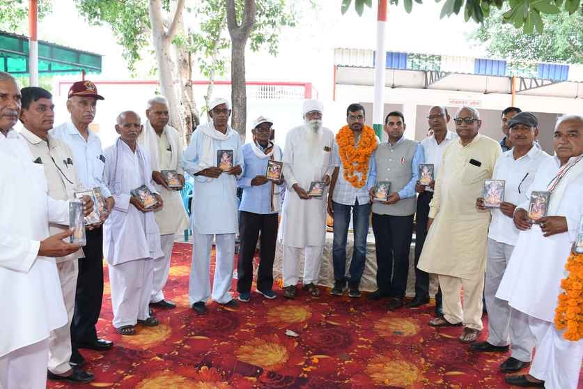 Anshul Yadav honored for being successful in UPSC exam