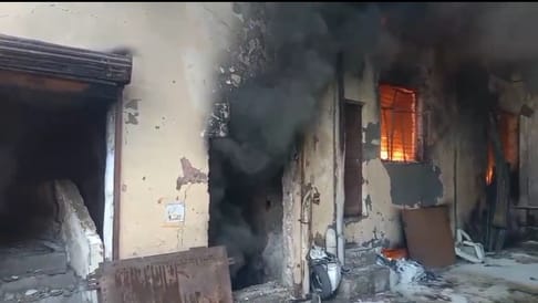 Fire in 4 factories...8 workers rescued safely, 16 workers trapped on second floor jumped, five injured