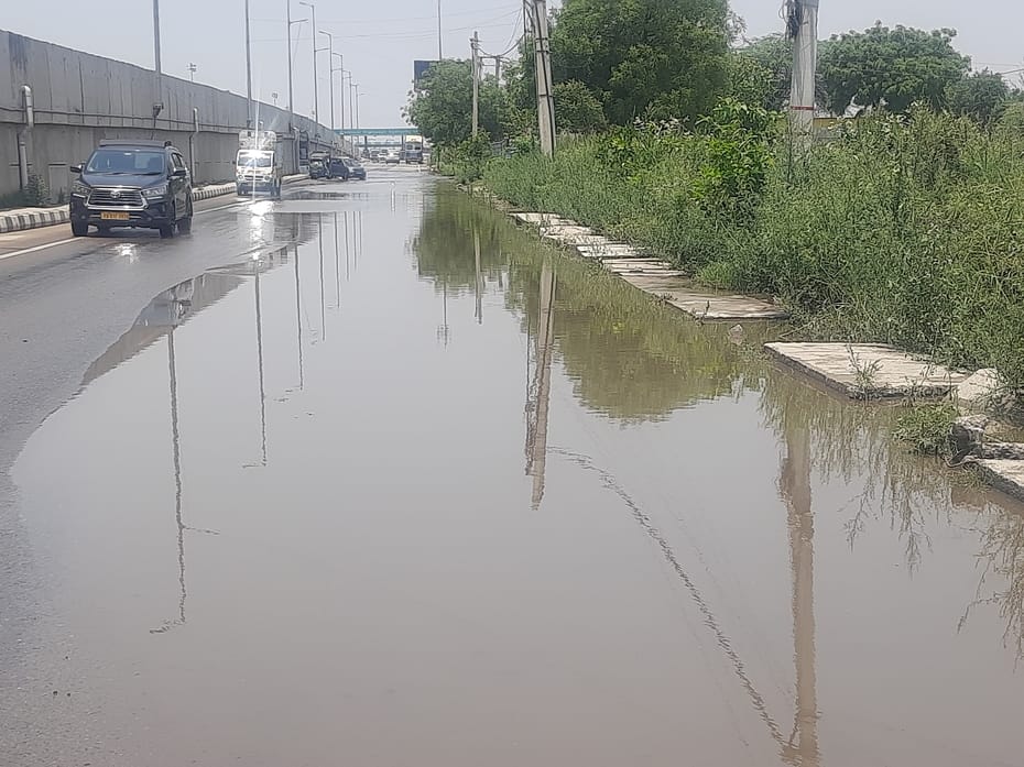 Rain water filled on GT Road did not drain out