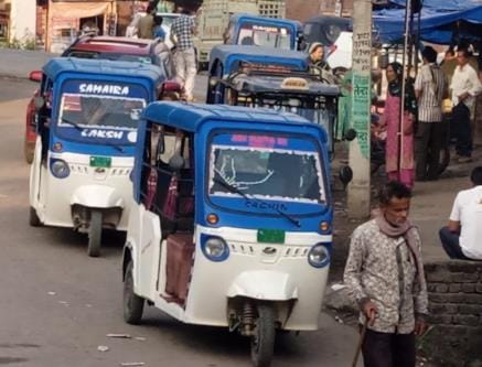 Traffic jam due to parking inconvenience in Fintar Chowk