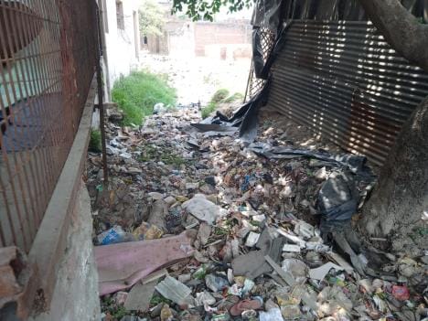 Drains overflowing with garbage, juggling on paper