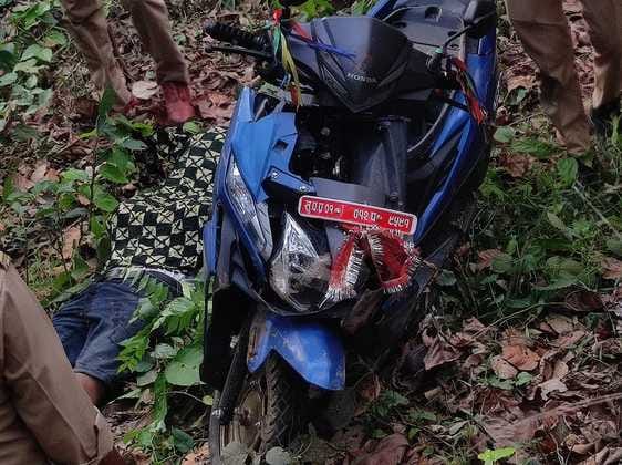 High speed scooty crashes, driver dies, rider injured