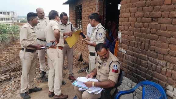 घटना स्थल पर जांच करती पुलिस।