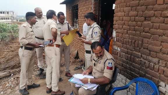 घटना स्थल पर जांच करती पुलिस।