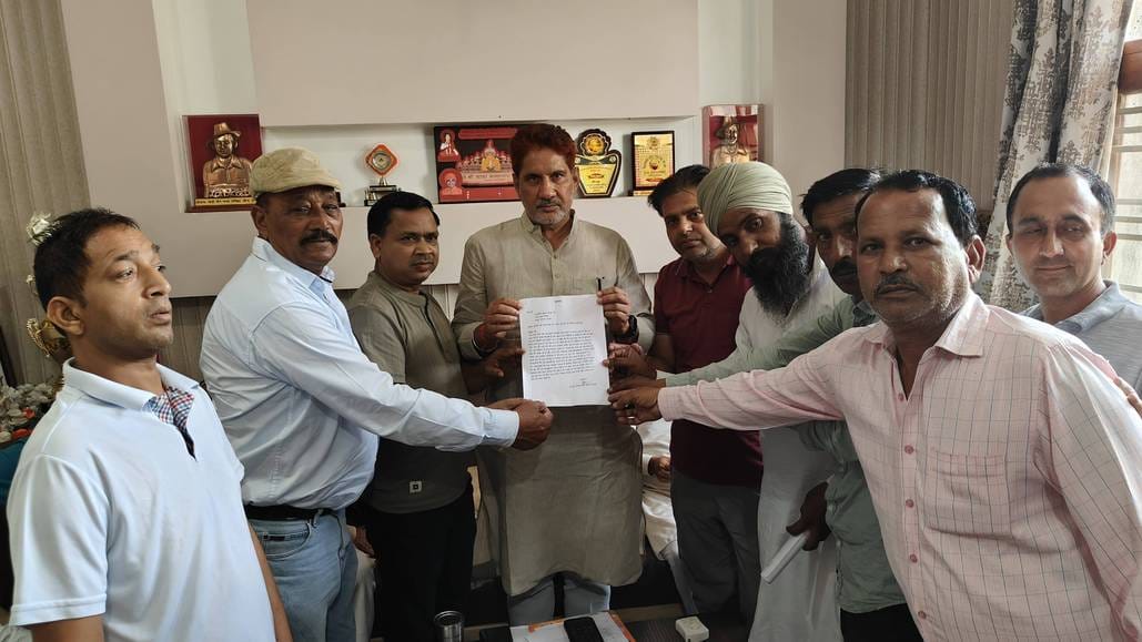 The people of the new colony raised the demand to connect with the Gram Panchayat