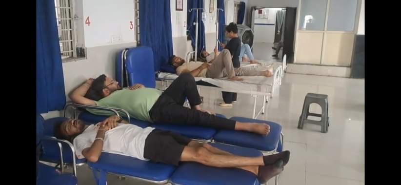 अस्पताल में भर्ती बस में सवार यात्री।