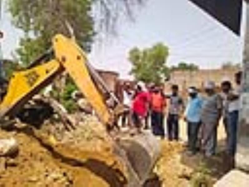 People are angry due to the breaking of the temporary culvert constructed on the drainage drain