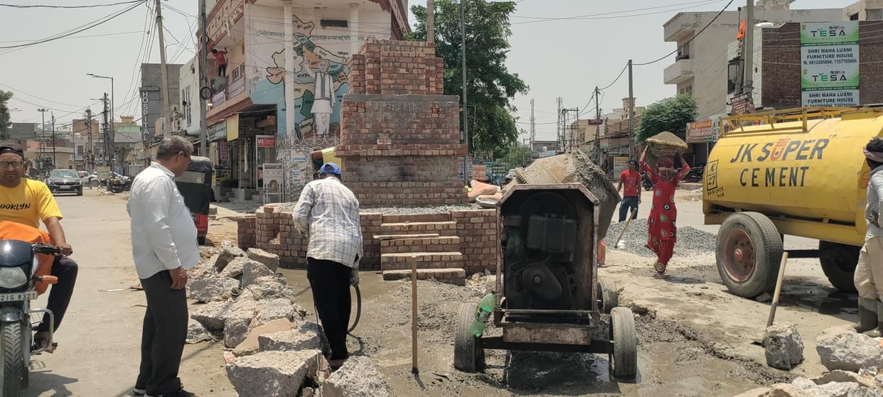 Construction work of Patel Chowk started, broken part of the road was repaired