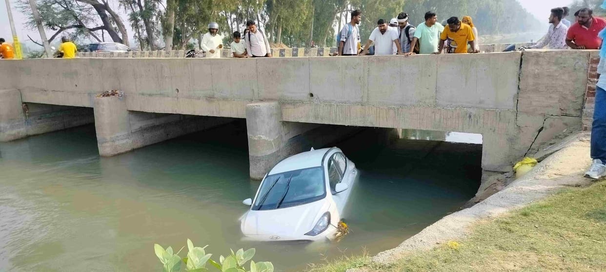 The car collided with the divider and fell into the canal, passersby saved the driver
