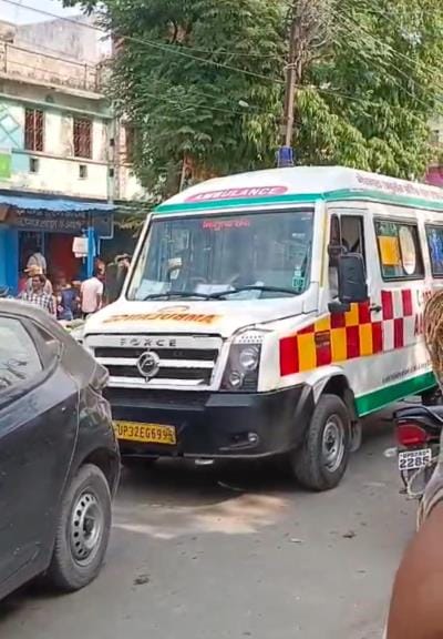 Ambulance stuck in traffic jam for half an hour, pregnant woman kept groaning in pain