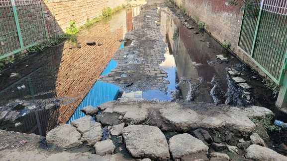 The problem of waterlogging is due to lack of drainage in the streets