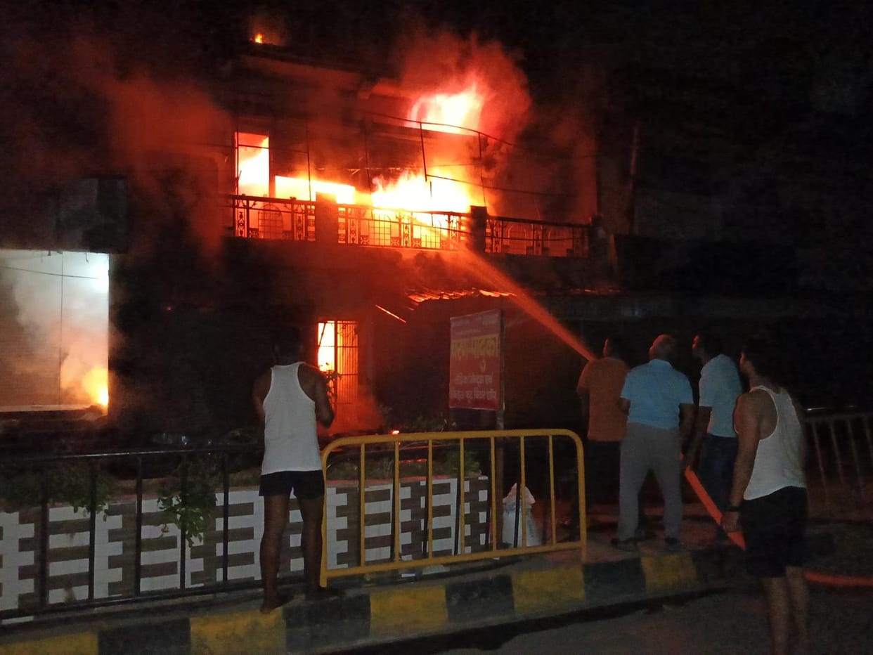 A huge fire broke out in the shop, the flames kept scaring people all night