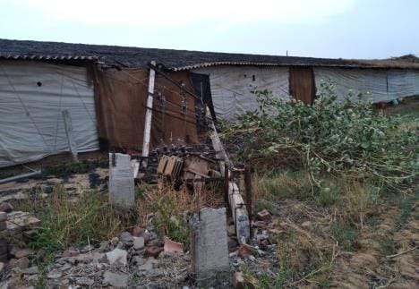 Fire broke out in a poultry farm due to the fall of an electricity pole