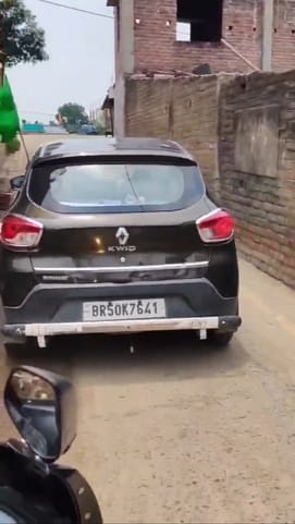 बांग्लादेश का झंडा लगा कर घूमती दिखी कार।