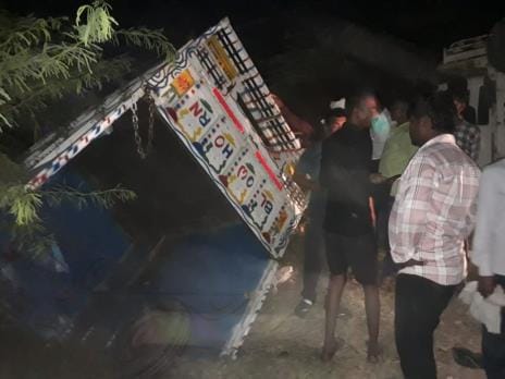 After the accident on Bharthana-Usrahar Road, the pickup overturned on the road. Dialogue