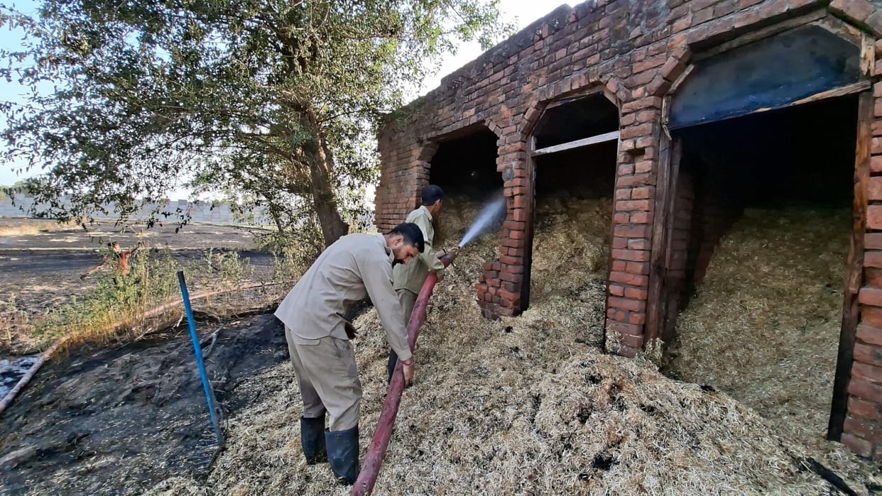 Fire broke out in the straw, fire tender brought it under control