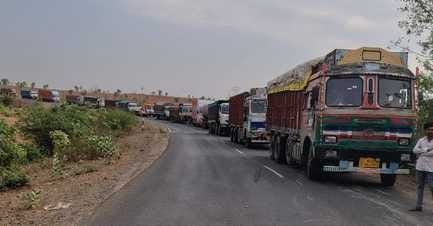 बाईपास पर पलटा ट्राला